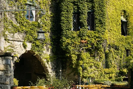 El patio de La Baronia con las mesas preparadas