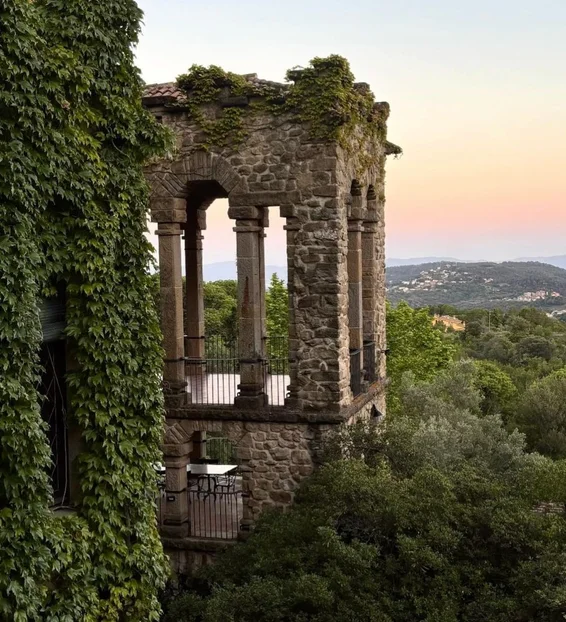 La torre mirador de La Baronia, cubierta de hiedra