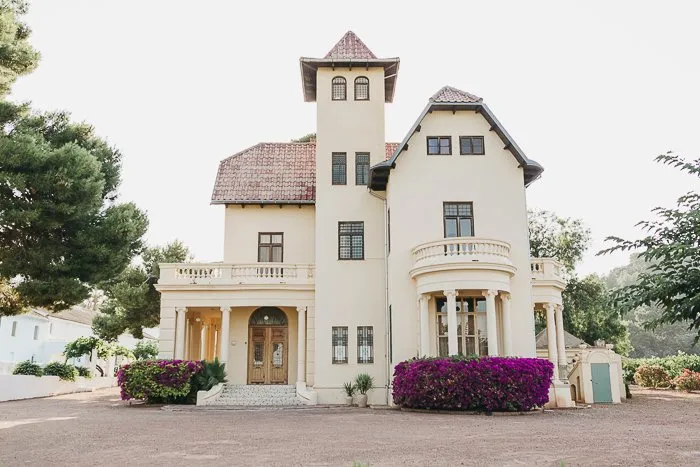 La casa principal de Mas Les Lloses, con su torre