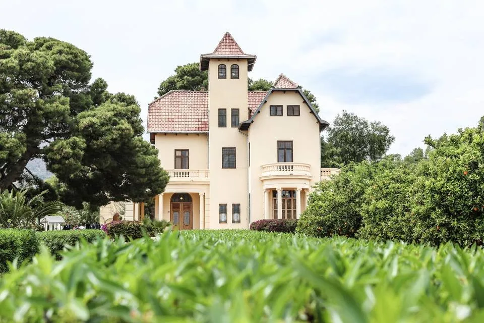 La casa vista desde los jardines