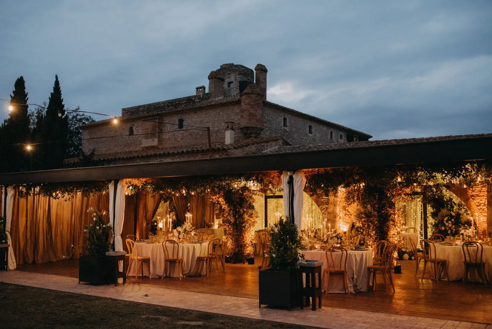 Mesa del banquete preparada en el castillo