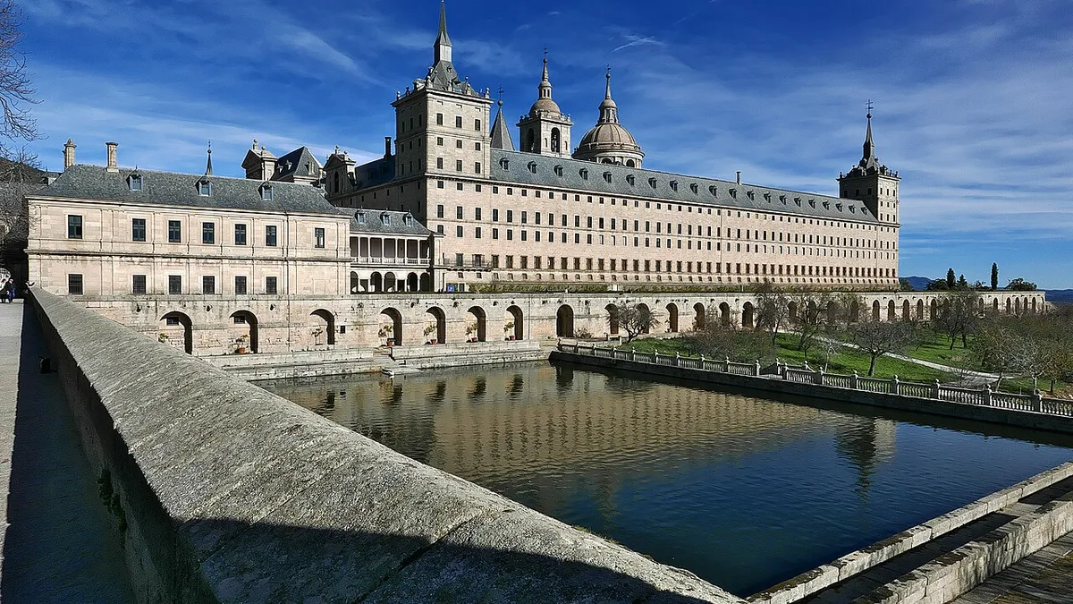 El monasterio y su estanque desde el jardín