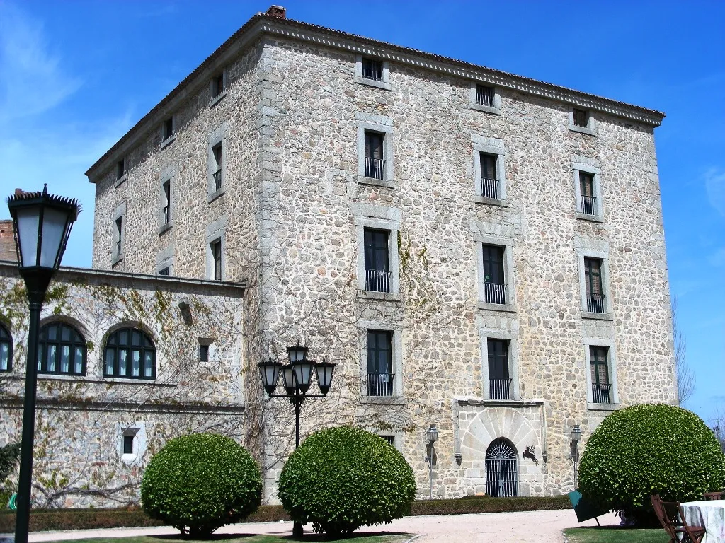 La torre de la casa-fuerte y sus jardines